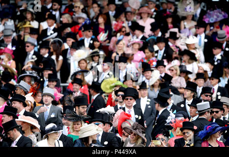 Einen Überblick über die Masse während Tag zwei des Royal Ascot Hotel in Ascot Pferderennbahn. Stockfoto