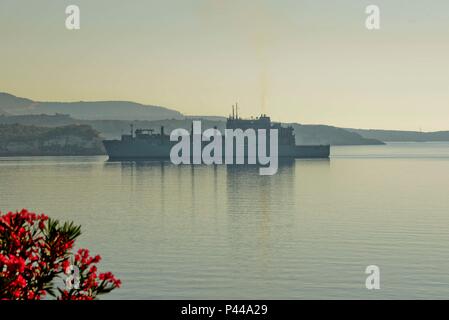 160612-N-IL 474-020 Souda Bay, Griechenland - (12. Juni 2015) Military Sealift Command Dry Cargo und Munition ship USNS Medgar Evers (T-AKE 13) kommt in die Bucht von Souda, Griechenland für einen Hafen besuchen Sie am 12. Juni 2016. Medgar Evers ist Vorwärts - in die USA 6 Flotte Bereich der Maßnahmen zur Unterstützung der nationalen Sicherheitsinteressen in Europa und in Afrika eingesetzt. (U.S. Marine Foto von Heather Judkins/Freigegeben) Stockfoto