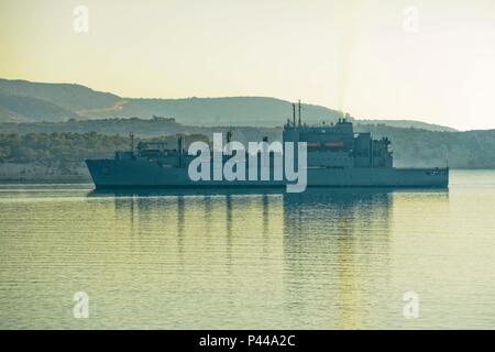 160612-N-IL 474-021 Souda Bay, Griechenland - (12. Juni 2015) Military Sealift Command Dry Cargo und Munition ship USNS Medgar Evers (T-AKE 13) kommt in die Bucht von Souda, Griechenland für einen Hafen besuchen Sie am 12. Juni 2016. Medgar Evers ist Vorwärts - in die USA 6 Flotte Bereich der Maßnahmen zur Unterstützung der nationalen Sicherheitsinteressen in Europa und in Afrika eingesetzt. (U.S. Marine Foto von Heather Judkins/Freigegeben) Stockfoto