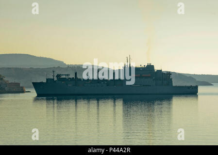 160612-N-IL 474-019 Souda Bay, Griechenland - (12. Juni 2015) Military Sealift Command Dry Cargo und Munition ship USNS Medgar Evers (T-AKE 13) kommt in die Bucht von Souda, Griechenland für einen Hafen besuchen Sie am 12. Juni 2016. Medgar Evers ist Vorwärts - in die USA 6 Flotte Bereich der Maßnahmen zur Unterstützung der nationalen Sicherheitsinteressen in Europa und in Afrika eingesetzt. (U.S. Marine Foto von Heather Judkins/Freigegeben) Stockfoto