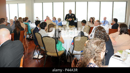 Brig. Gen. Jose Burgos, stellvertretender kommandierender General der Armee Finden 99th Regional Support Command, spricht mit fast zwei Dutzend Armee-reserve Soldaten und ihre Familien während eines Kongresses roundtable Diskussion durch den US-Senat und das Militärische Familie Caucuses während ein gelbes Band Event 10. Juni im Westin Tysons Corner Hotel in Falls Church, Virginia Die US-Senat und das Militärische Familie Caucuses hosted bestehen aus Senatoren und Kongressabgeordnete / Frauen, die wollen gemeinsam für Fragen und Politiken, die Auswirkungen auf den militärischen Familien zu arbeiten. Stockfoto