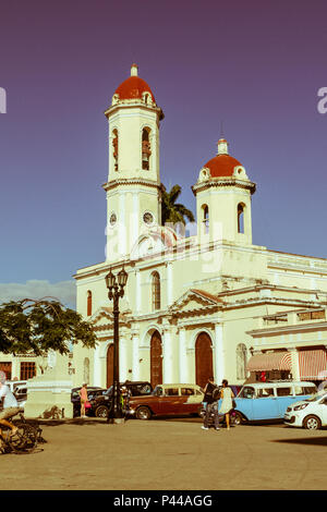 CIENFUEGOS, Kuba - 3. JANUAR 2017: Oldtimer in Jose Marti Park, dem Hauptplatz von Cienfuegos, Kuba. Bild mit Jahrgang und anno dazumal Wirkung Stockfoto