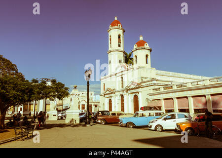 CIENFUEGOS, Kuba - 3. JANUAR 2017: Oldtimer in Jose Marti Park, dem Hauptplatz von Cienfuegos, Kuba. Bild mit Jahrgang und anno dazumal Wirkung Stockfoto