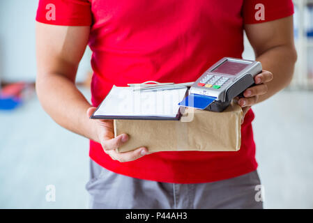 Paketversand mit Pos und Kreditkarte bezahlt Stockfoto