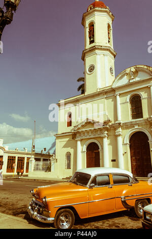 CIENFUEGOS, Kuba - 3. JANUAR 2017: Oldtimer in Jose Marti Park, dem Hauptplatz von Cienfuegos, Kuba. Bild mit Jahrgang und anno dazumal Wirkung Stockfoto