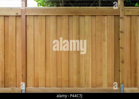 Neue Zedernholz Zaun rund um Haus Garten Haus Vorderansicht closeup Stockfoto