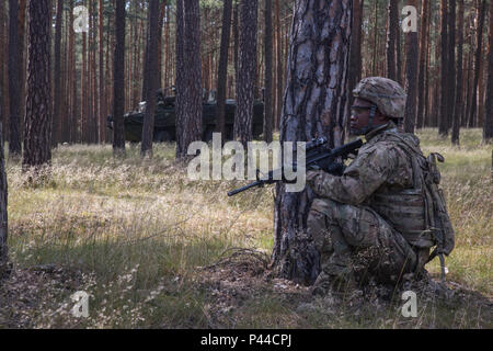 Us-Armee SPC. Brandon Berry 4 Geschwader zugewiesen sind, 2.Kavallerie Regiments während Dragoner reiten II, zieht Guard außerhalb seiner Stryker gepanzerten Fahrzeug in einen Konvoi von Orzysz zu Suwalk, Polen nach River Crossing Operationen auf der Weichsel in der Nähe von Chelmo, Polen, 8. Juni 2016. Dragoner reiten II, ist die 2.200 Kilometer lange Konvoi nach Estland in Vorbereitung auf die Übung Sabre Streik 16, ein US Army Europe - LED-kooperative Ausbildung Übung entwickelt gemeinsame Interoperabilität multinationaler Blindbewerbungen zu unterstützen, zu verbessern. (U.S. Armee video von Staff Sgt. Ricardo HernandezArocho/ Stockfoto