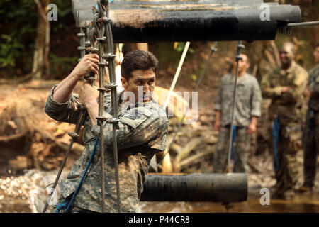 Us-Armee Fallschirmjäger 1. Lt Blake Moore, 2. Brigade Combat Team zugewiesen, 82nd Airborne Infanterie Regiment, löscht ein Hindernis bei der Jungle Warfare School in Gabun, 14. Juni 2016. Soldaten an der Französischen Jungle Warfare Schule als Teil der US-Armee Afrika übung Zentrale Accord 2016, eine jährliche, kombiniert, gemeinsame militärische Übung, die zusammen bringt Partner Nationen zu Praxis und Kenntnisse in der Durchführung von friedenserhaltenden Maßnahmen zeigen. (U.S. Armee Foto von Sgt Henrique Luiz de Holleben/Freigegeben) Stockfoto