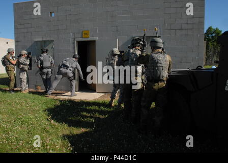 Während ein Höhepunkt, Soldaten der Minnesota National Guard und der Norwegischen Home Guard Verhalten squad Bewegungen unter der Leitung von lokalen Minnesota Polizeibeamte nach zwei Tagen der inländischen Operations Training am Lager Ripley Juni 24-26 durchgeführt. Mehrere Strafverfolgungsbehörden im Falle einschließlich Polizisten, sind ein Teil der SWAT-Teams aus St. Cloud teilgenommen, Osten Metro und Morrison, Sherburne und Washington Grafschaften. (Minnesota National Guard Foto von Master Sgt. Ashlee J. L. Sherrill) Stockfoto