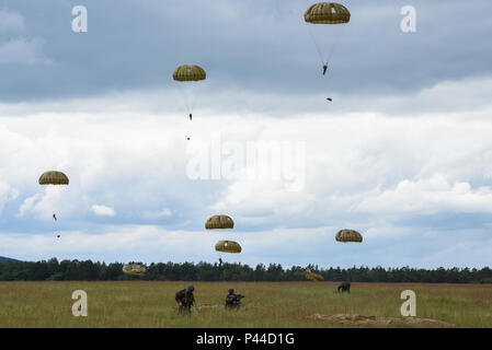 Holländische Armee Fallschirmjäger springen in Bunker Drop Zone in Grafenwöhr, Deutschland, 15. Juni 2016, während der Übung die schnelle Reaktion 16. Übung schnelle Reaktion ist eines der führenden militärischen Krisenreaktion Schulungen für multi-nationale zerstreuten Kräfte in der Welt. Die Übung ist so konzipiert, dass die Bereitschaft der Bekämpfung der Kern der U.S. Global Response Force - derzeit der 82nd Airborne Division 1st Brigade Combat Team - Schnelle-Antwort, Joint-gewaltsamen Eindringen und neben hoher Einsatzbereitschaft der Alliierten Streitkräfte in Europa zu verbessern. Schnelle Reaktion 16 umfasst mehr als 5.000 S Stockfoto