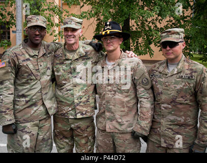 Us-Armee 28 Infanterie Division kommandierenden General Generalmajor John Gronski, Soldaten von der 4. Staffel, 2. Reiterregiment besuchen Sie miteinander auf eine statische Darstellung in einem Park in Kedainiai, Litauen vom 12. Juni 2016, während der Dragoner reiten II, eine 2.200 Kilometer lange Konvoi nach Estland für Übung Sabre Streik 16. Übung Sabre Streik 16 ist ein US-Army Europe - LED-kooperative Ausbildung Übung entwickelt gemeinsame Interoperabilität multinationaler Blindbewerbungen zu unterstützen, zu verbessern. (U.S. Armee Foto: Staff Sgt. Ricardo HernandezArocho/Freigegeben). Stockfoto