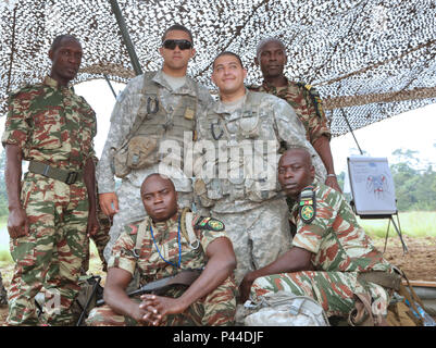 Us-Armee Soldaten zu Bravo Co 3 Bataillon zugeordnet, 7 Infanterie Regiment, 2 Infantry Brigade Combat Team, 3rd Infantry Division für ein Foto mit Kamerun Soldaten in Gabun, 14. Juni 2016 dar. Us-Armee Afrika übung Zentrale Accord 2016 ist eine jährliche, kombiniert, gemeinsame militärische Übung, die zusammen bringt Partner Nationen zu Praxis und Kenntnisse in der Durchführung von friedenserhaltenden Maßnahmen zeigen. (U.S. Armee Foto von SPC. Yvette Zabala-Garriga/Freigegeben) Stockfoto