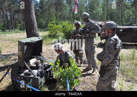 Soldaten in den 5 Bataillon zugeordnet, 113 Field Artillery Regiment (High Mobility Artillery Rocket System), North Carolina National Guard, der Teilnahme an einem Kurs über den Betrieb und die Wartung während der Übung Anakonda16 am Drawsko Pomorski, Polen, 8. Juni 2016. Ein 16 ist eines der führenden multinationalen Ausbildung Veranstaltungen U.S. Army Europe. Es ist eine polnische Nationale Bewegung, die versucht, zu trainieren, Übung, und der polnischen nationalen Kommando- und Streitkrдftestrukturen in einen Alliierten, Gelenk, multinationalen Umfeld integrieren. (U.S. Army National Guard Foto von Sgt. 1. Klasse Robert Jordan, North Carolina Na Stockfoto