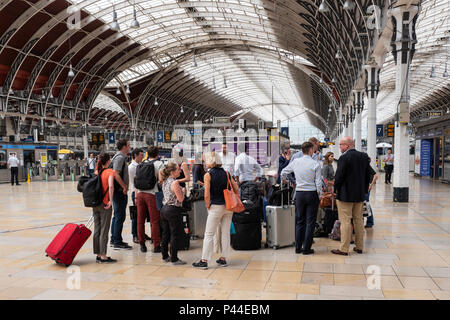 Paddington, London, Vereinigtes Königreich, Dienstag, 19. Juni 2018, London Paddington Station, Aussicht, den Reisenden für ihren Zug Informationen wartet, © Peter SPURRIER, Stockfoto