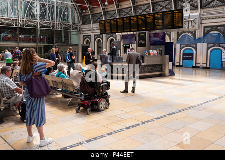 Paddington, London, Vereinigtes Königreich, Dienstag, 19. Juni 2018, London Paddington Station, Aussicht, den Reisenden für ihren Zug Informationen wartet, © Peter SPURRIER, Stockfoto