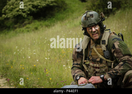 Ein französischer Fallschirmjäger setzt seine Waffen in Aktion nach einem Betrieb in Hohenfels, Deutschland Während die schnelle Reaktion 16., 15. Juni 2015. Stockfoto