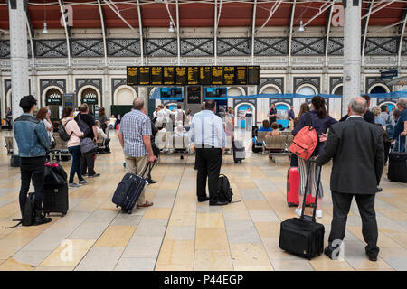 Paddington, London, Vereinigtes Königreich, Dienstag, 19. Juni 2018, London Paddington Station, Aussicht, den Reisenden für ihren Zug Informationen wartet, © Peter SPURRIER, Stockfoto