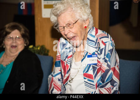 Martha Burt, WWII Veteran, ist für ihren Militärdienst während des 3. jährlichen Frauen Veterans' Konferenz Juni 15 an den ersten Küste an der Technischen Hochschule in St. Augustine anerkannt. Während eines bewegten Teil der Zeremonie, Burt erhielt stehende Ovationen durch die Masse und ihre Kollegen Trailblazers. Stockfoto