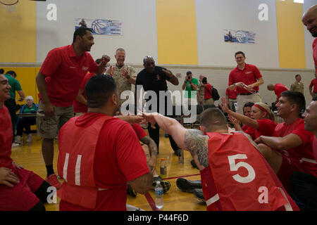 Sgt. Maj. des Marine Corps Ronald L. Grün gibt einen Pep sprechen Sie mit Mitgliedern des Team Marine Corps während einer Abteilung 2016 Verteidigungsministerium (DoD) Krieger Spiele sitzen Volleyball Match an der US-Militärakademie in West Point, New York, 13. Juni 2016. Die 2016 DoD Krieger Spiele ist eine adaptive Sport Wettbewerb für die Verwundeten, Kranken und Verletzten Service Mitglieder und Veteranen aus der US-Armee, Marine Corps, Navy, Air Force Special Operations Command und der britischen Streitkräfte. (U.S. Marine Corps Foto von Cpl. Calvin Shamoon/Freigegeben) Stockfoto