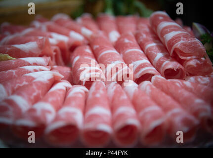 Rollen von rohem Rindfleisch Schaf- Brötchen Rindfleisch fertig gekocht zu werden Stockfoto