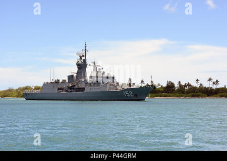 160628-N-QL961-151 PEARL HARBOR (28. Juni 2016) Royal Australian Navy Schiff HMAS Warramunga (FFH-152) kommt am gemeinsamen Basis Pearl Harbor-Hickam für Rand des Pazifik-2016. 26 Nationen, mehr als 40 Schiffe und u-Boote, mehr als 200 Flugzeugen und 25.000 Mitarbeitern sind RIMPAC vom 30 Juni bis 4. August in und rund um die Inseln von Hawaii und Southern California beteiligt. Der weltweit größte internationale maritime Übung RIMPAC bietet eine einzigartige Trainingsmöglichkeit, die hilft den Teilnehmern zu fördern und unterstützen die Kooperationsbeziehungen, die entscheidend für die Gewährleistung der Sicherheit von s Stockfoto