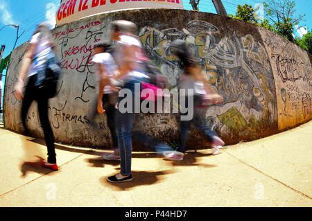 Chegada de alunos a Escola, turno da Tarde. CeilÃ¢ndia, Distrito Federal. 19/11/2013 (Foto: Saulo Cruz/Fotoarena) Stockfoto