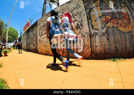 Chegada de alunos a Escola, turno da Tarde. CeilÃ¢ndia, Distrito Federal. 19/11/2013 (Foto: Saulo Cruz/Fotoarena) Stockfoto