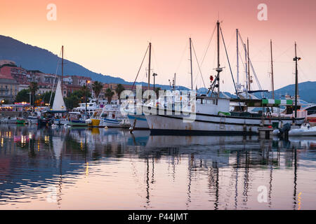 Sportboote und Motorboote in Marina, den alten Hafen von Ajaccio, der Hauptstadt der Insel Korsika, Frankreich günstig Stockfoto