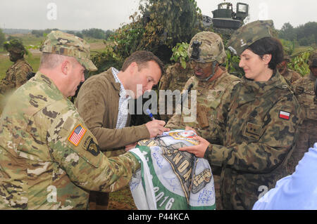 Sekretär der Armee, Herrn Eric Fanning Anzeichen einer Übung Anaconda 2016 Flagge während gewohnt, US-Truppen in die Übung in Drawsko Pomorskie, Polen. Einen polnischen Teilnehmenden-led, multinationale Übung läuft von Juni 7-17, umfasst rund 31.000 Teilnehmer aus mehr als 20 Nationen und ist ein Premier, der Schulungsveranstaltung für die US-Armee in Europa. Stockfoto