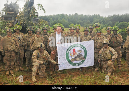 Sekretär der Armee, Herrn Eric Fanning hält eine Übung Anaconda 2016 Flagge während gewohnt, US-Truppen in die Übung in Drawsko Pomorskie, Polen. Einen polnischen Teilnehmenden-led, multinationale Übung läuft von Juni 7-17, umfasst rund 31.000 Teilnehmer aus mehr als 20 Nationen und ist ein Premier, der Schulungsveranstaltung für die US-Armee in Europa. Stockfoto