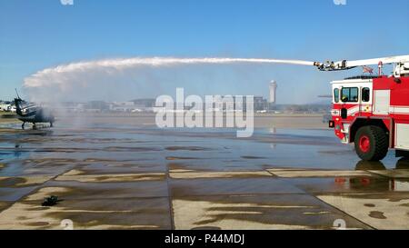 Ein feuerwehrauto spült ein HH-60 von der 305th Rescue Squadron mit frischem Wasser nach dem PaveHawk flog Salzwasser Einsätze während der cascadia Rising in Portland, Erz, Juni 7. Die 305Th RQS wurde in Portland die Rettung des 304Th Squadron Operationen während dieser Übung zu unterstützen. Die 304Th RQS ist ein geographisch getrennte Einheit der 943Rd Rettung Gruppe in Davis-Monthan Air Force Base in Tucson, Ariz (U.S. Air Force Foto von Master Sgt. Greg Gaunt) Stockfoto