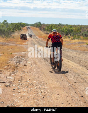 Gibb Herausforderung 2018 ein Radfahrer in Jersey und bib Reiten eine fatbike auf dirt road Gibb River Road Kimberley Australien Stockfoto