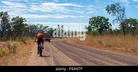 Gibb Herausforderung 2018 ein Radfahrer in Jersey und bib Reiten eine fatbike auf dirt road Gibb River Road Kimberley Australien Stockfoto