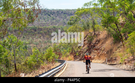 Gibb Herausforderung 2018 ein Radfahrer in Jersey und bib Reiten eine fatbike auf der Gibb River Road Kimberley Australien Stockfoto