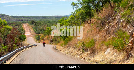 Gibb Herausforderung 2018 ein Radfahrer in Jersey und bib Reiten eine fatbike auf der Gibb River Road Kimberley Australien Stockfoto