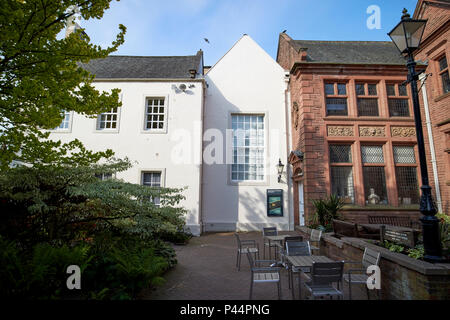 Alte Tullie House und Courtyard Cafe in Tullie House Museum und Kunstgalerie Carlisle Cumbria England Großbritannien Stockfoto
