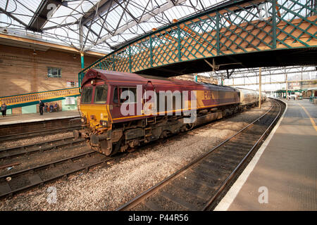 EWS-diesel-elektrischen Lokomotive Güterzug durch Carlisle railway Bahnhof Carlisle Cumbria England Großbritannien Stockfoto