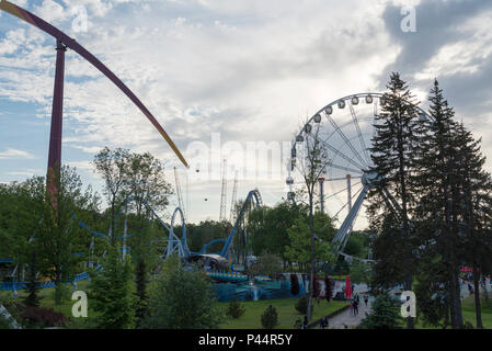 Riesenrad und Achterbahn im Freizeitpark. Die Stadt St. Petersburg Divo Ostrov. Stockfoto