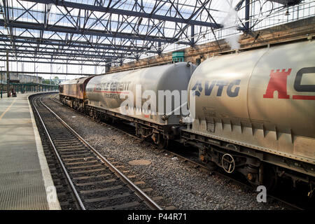 Castle Cement Güterzug durch Carlisle railway Bahnhof Carlisle Cumbria England Großbritannien Stockfoto