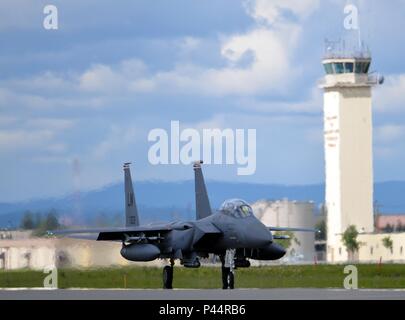 Ein US Air Force F-15E Strike Eagle alle-Wetter, sehr wendig, Dual-rolle Kämpfer in die 494th Fighter Squadron der Royal Air Force Lakenheath, England zugeordnet, die Taxis die Eielson Air Force Base, Alaska, Flight Line Juni 6, 2016, während der roten Fahne - Alaska (RF-A) 16-2. RF-A Missionen sind über die Gemeinsame Pacific Alaska Range Komplex, der mehr als 67.000 Quadratkilometer des Luftraums, das einen herkömmlichen Bombardierungstrecke und zwei taktische Bombardierungen reicht mit 510 verschiedenen Arten von Zielen und 45 Bedrohung Simulatoren bietet durchgeführt, die Einheiten wie die Freiheit Flügel eine Reali Stockfoto