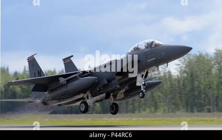 Ein US Air Force F-15E Strike Eagle alle-Wetter, sehr wendig, Dual-rolle Kämpfer in die 494th Fighter Squadron der Royal Air Force Lakenheath, England zugeordnet, Gewinne die Geschwindigkeit, da es vom Eielson Air Force Base, Alaska, Start- und Landebahn am 6. Juni 2016, während der roten Fahne - Alaska (RF-A) 16-2. RF-A Missionen sind über die Gemeinsame Pacific Alaska Range Komplexe durchgeführt, mehr als 67.000 Quadratkilometer des Luftraums, das einen herkömmlichen Bombardierungstrecke und zwei taktische Bombardierungen reicht mit 510 verschiedenen Arten von Zielen und 45 Bedrohung Simulatoren, die Einheiten wie die Freiheit Flügel eine Rea Stockfoto