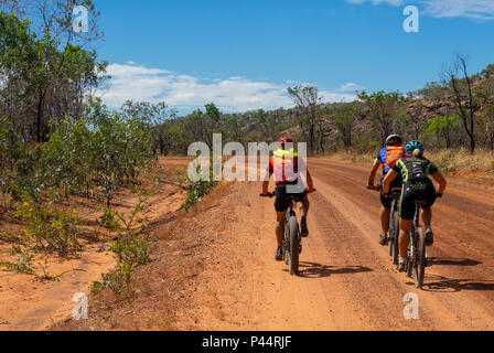 Gibb Herausforderung 2018 Radfahrer in Jersey und bib Reiten eine fatbike und Mountainbikes auf dirt road Gibb River Road Kimberley Australien Stockfoto