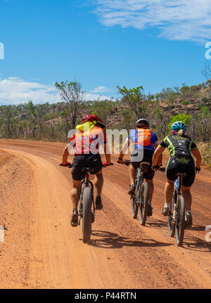 Gibb Herausforderung 2018 Radfahrer in Jersey und bib Reiten eine fatbike und Mountainbikes auf dirt road Gibb River Road Kimberley Australien Stockfoto