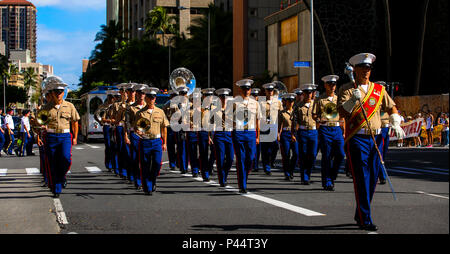 Das US Marine Corps Forces, Pacific Band marschiert, King's Street spielen emper Fidelis' während der 100 King Kamehameha Tag floral Parade in Honolulu, Hawaii, 11. Juni 2016. Der primäre Schwerpunkt dieses Parade zu ehren und das Vermächtnis und Erinnerung an König Kamehameha I, unifier der hawaiischen Inseln im Jahre 1795 feiern. Stockfoto