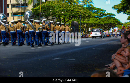 Das US Marine Corps Forces, Pacific Band spielt die Marines Hymne, wie sie hinunter März Punchbowl Street während der 100 King Kamehameha Tag floral Parade in Honolulu, 11. Juni 2016. Der primäre Schwerpunkt dieses Parade zu ehren und das Vermächtnis und Erinnerung an König Kamehameha I, unifier der hawaiischen Inseln im Jahre 1795 feiern. Stockfoto