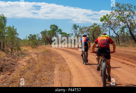 Gibb Herausforderung 2018 Radfahrer in Jersey und Bib fatbike Reiten und Mountainbike auf dirt road Gibb River Road Kimberley Australien Stockfoto