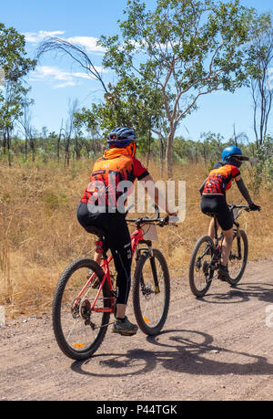 Gibb Herausforderung 2018 Radfahrer in Jersey und bib Riding Mountain bikes auf dirt road Gibb River Road Kimberley Australien Stockfoto