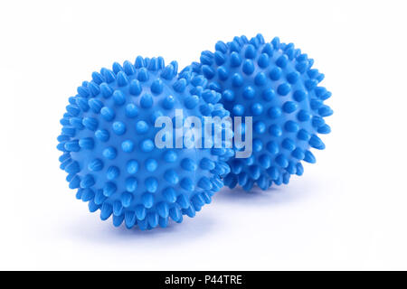 Hausarbeit, Wäsche waschen - Zwei blaue Kugeln auf einem weißen Hintergrund. Stockfoto