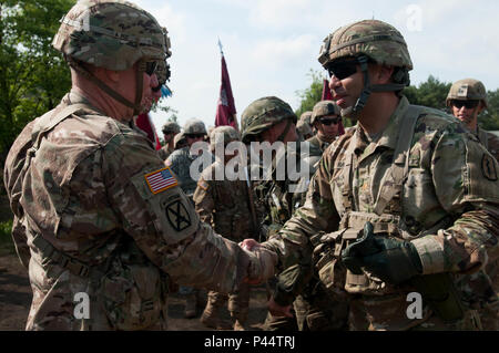 Colonel William Stubbs, 30 medizinische Brigade Commander, erkennt Ltc. Roy Vernon und Maj. Jason Hughes, 421St medizinische Bataillon (multifunktional) Commander und Executive Officer respektvoll, vor der 421St MMB Verzicht auf Befehl in Torun, Polen am 2. Juni. (U.S. Armee Foto vom Kapitän Jeku Arce, 30 medizinische Brigade Public Affairs) Stockfoto