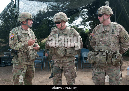 Colonel William Stubbs, 30 medizinische Brigade Commander, erkennt Ltc. Roy Vernon und Maj. Jason Hughes, 421St medizinische Bataillon (multifunktional) Commander und Executive Officer respektvoll, vor der 421St MMB Verzicht auf Befehl in Torun, Polen am 2. Juni. (U.S. Armee Foto vom Kapitän Jeku Arce, 30 medizinische Brigade Public Affairs) Stockfoto